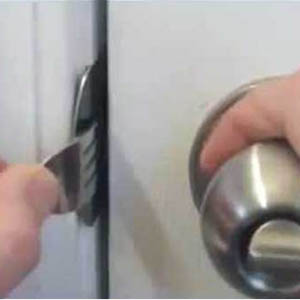 Cómo abrir una puerta atascada